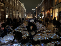 904476 Afbeelding van de Boekenrivier in de Minrebroederstraat te Utrecht. N.B. De Boekenrivier was een tijdelijk ...